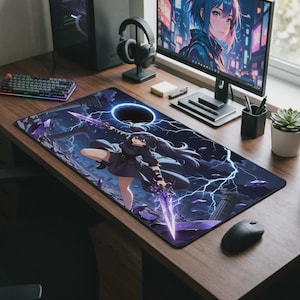 Puede incluir: Alfombrilla de ratón rectangular para juegos con una ilustración de anime de fantasía. La obra de arte representa a un personaje femenino con pelo largo y negro, empuñando una espada morada sobre un fondo tormentoso azul oscuro y morado con rayos.
