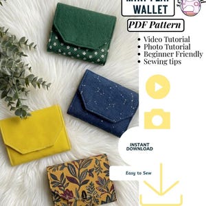 Puede incluir: Cuatro mini carteras con solapa en verde, azul, amarillo y estampado floral. El texto dice: MINI FLAP WALLET, PDF Pattern, Video Tutorial, Photo Tutorial, Beginner Friendly, Sewing tips, INSTANT DOWNLOAD, Easy to Sew y logo sewing grid.