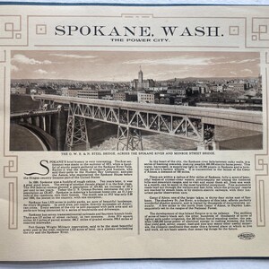 Op de afbeelding: Een zwart-witfoto van een stalen brug over een rivier in Spokane, Washington. De bijschrift luidt "The O.W.K.&N. Steel Bridge, across the Spokane River and Monroe Street Bridge." De tekst onder de foto beschrijft de geschiedenis van Spokane, Washington, en de groei ervan als stad.