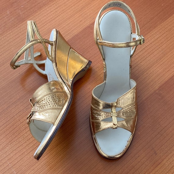 1940s deadstock gold wedge strappy sandals size 6… - image 1