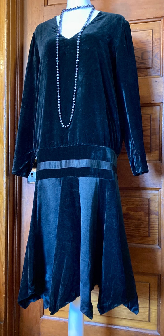 1920s black velvet and satin drop waist flapper dr