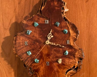 Reloj de pared grande de losa de ciprés lacado de los años 70 con trozos de turquesa, estilo bohemio, estilo nativo americano del suroeste, con borde sin rematar, de madera de 61 cm.