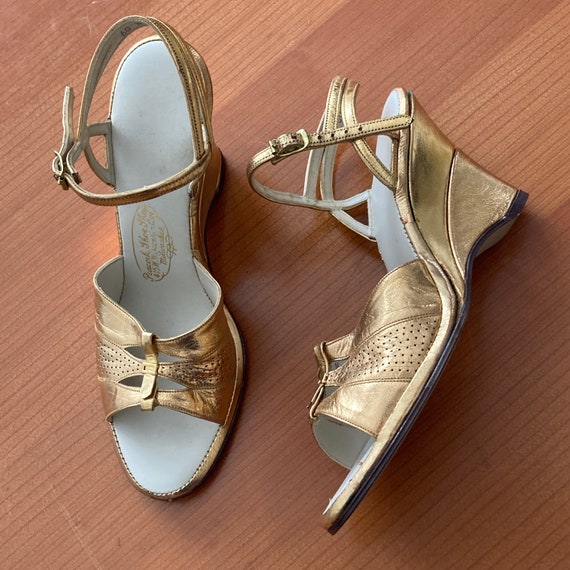 1940s deadstock gold wedge strappy sandals size 6… - image 3