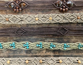 1970er Jahre Perlen Makramee Gürtel in beige braun türkis mit Holzperlen Vintage Handmade Accessoires Boho Hippie Gürtel verstellbar Größe M L XL
