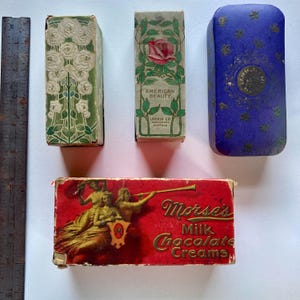 1920er Jahre Parfüm und Süßigkeiten Boxen schöne bunte Blumen Art-Deco-Design Werbung Verpackung Designs dekorative Papierkarte Produktboxen