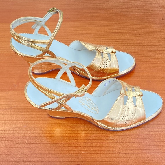 1940s deadstock gold wedge strappy sandals size 6… - image 8