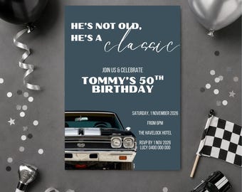 Er ist nicht alt, er ist eine klassische 50. Geburtstagseinladung, bearbeitbare Canva Herren Vintage Car Invite, Racing Party Vorlage, Sofort Download