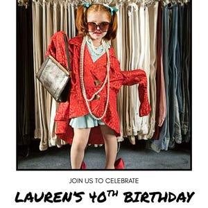 K&ouml;nnte beinhalten: Einladung zu Laurens 40. Geburtstag. Das Bild zeigt ein Kind in Erwachsenenkleidung, mit Sonnenbrille und Perlenkette. Der Text enth&auml;lt "EST. 1986" und die Details der Party: Datum, Uhrzeit und Ort.