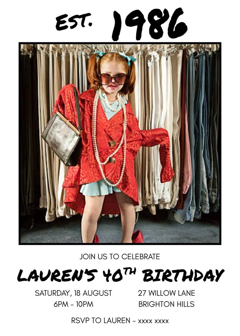 K&ouml;nnte beinhalten: Einladung zu Laurens 40. Geburtstag. Das Bild zeigt ein Kind in Erwachsenenkleidung, mit Sonnenbrille und Perlenkette. Der Text enth&auml;lt "EST. 1986" und die Details der Party: Datum, Uhrzeit und Ort.