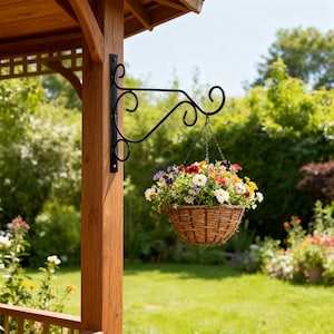 Puede incluir: Una cesta colgante llena de flores coloridas, suspendida de un soporte de metal negro fijado a un poste de madera. La cesta es de material tejido y las flores incluyen flores rojas, amarillas, moradas y blancas.