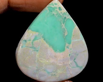 Cabochon di variscite con retro piatto, liscio e lucidato. Pietra di dimensioni 35x31x5 mm.