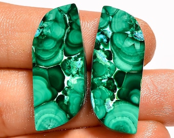 Par de Cabochões de Crisocola Malaquita com Base Plana e Acabamento Liso Polido, Cor Verde, Dimensões: 30x11x4 mm, Peso Total: 47 Quilates