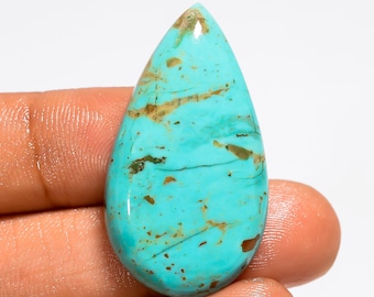 Cabochão de turquesa cobre do Arizona, polido em ambos os lados, medindo 35 x 19 x 6 mm.
