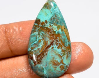 Cabochão de turquesa cobre do Arizona, polido em ambos os lados, medindo 32 x 23 x 6 mm.