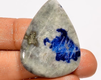 Cabochão de pedra afegã, base plana, polida e cristal azul, dimensões 35 x 26 x 4 mm.