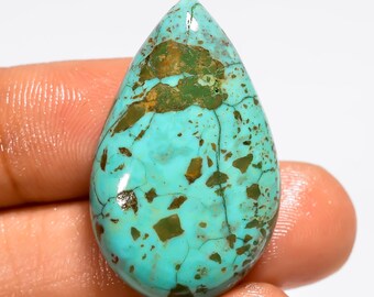 Cabochão de turquesa cobre do Arizona, polido em ambos os lados, medindo 31 x 19 x 6 mm.