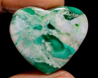 Cabochon di variscite con retro piatto, liscio e lucidato. Dimensioni della pietra: 26x30x5 mm.