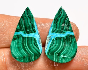 Par de Cabochões de Crisocola Malaquita com Base Plana e Acabamento Liso Polido, Cor Verde, Dimensões: 27 x 15 x 3 mm, Total: 37 quilates