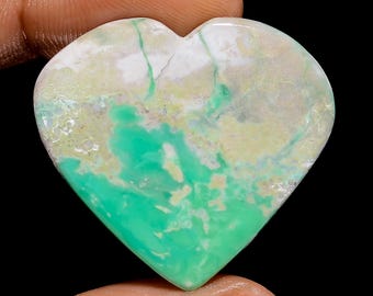 Cabochon di variscite con retro piatto, liscio e lucidato. Pietra di dimensioni 30x32x4 mm.