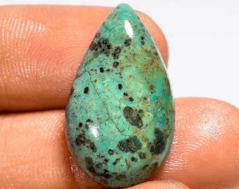 Cabochão de turquesa cobre do Arizona, polido em ambos os lados, medindo 24 x 14 x 5 mm.