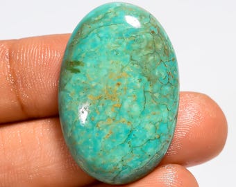 Cabochão de turquesa cobre do Arizona, polido em ambos os lados, medindo 32 x 21 x 6 mm.