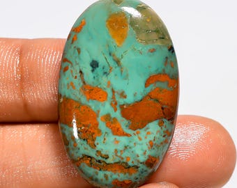Cabochão de turquesa cobre do Arizona, polido em ambos os lados, medindo 33 x 20 x 6 mm.