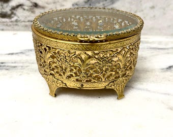 Vintage goudkleurige ovale filigraan sieradenkist/snuisterijdoosje met een open filigraan