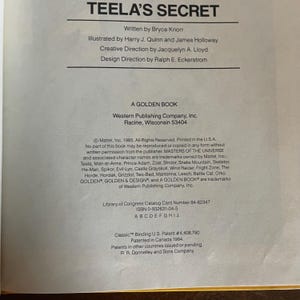 K&ouml;nnte beinhalten: Ein Golden Book mit dem Titel "Teela's Secret" von Bryce Knorr. Der Text listet Illustratoren, Kreativ- und Design-Direktoren sowie den Verlag, Western Publishing Company, Inc., auf. Das Buch ist ein Vintage-Artikel aus dem Jahr 1985.