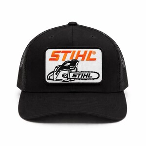 Op de afbeelding: Zwarte truckerpet met een mesh achterkant en een gebogen klep. De voorkant heeft een rechthoekige patch met het woord "STIHL" in oranje en wit, boven een kettingzaagafbeelding en het woord "STIHL".