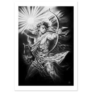 Può includere: Un'illustrazione in bianco e nero a carboncino di una figura con corona d'alloro e drappeggio, che tende un arco. Un sole luminoso brilla dietro la figura, mentre una lira e rami d'alloro sono visibili nell'angolo in basso a sinistra.