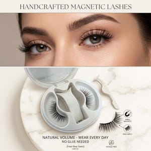 Pode incluir: Cílios magnéticos artesanais em um estojo circular branco com aplicador. O conjunto inclui cílios pretos com pequenos ímãs, projetados para fácil aplicação sem cola. Texto: HANDCRAFTED MAGNETIC LASHES, NATURAL VOLUME, NO GLUE NEEDED.