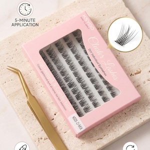 Pode incluir: Uma caixa rosa de cílios em cluster com o texto "Cluster Lashes DIY Individual Eyelashes". A caixa também tem o texto "Lightweight & Comfortable" e "KS05-D-MIX". Uma pinça dourada e ícones para aplicação em 5 minutos, sensação ultraleve e design reutilizável também são visíveis.