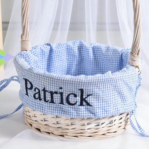 Op de afbeelding: Een handgemaakt houten bord met de tekst "Welcome" in een speels lettertype. Het bord heeft een verweerde witte achtergrond en een donkerbruine lijst, perfect voor een voordeur. Het bord meet ongeveer 30 cm breed en 15 cm hoog.