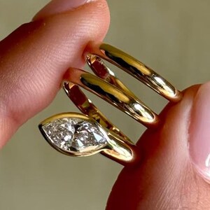 Anillo de moissanita talla marquesa con diseño en espiral, anillo de serpiente multicapa de oro de 14k, anillo moderno con engaste biselado, alianza de boda apilable en espiral única.
