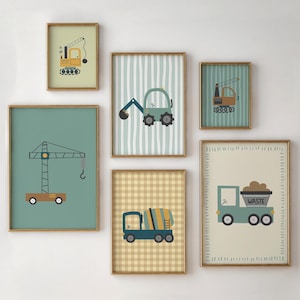 Op de afbeelding: Een set van zes ingelijste wandkunstprints met illustraties van bouwvoertuigen, waaronder een kraan, graafmachine, betonmixer en vuilniswagen. De prints gebruiken een gedempt kleurenpalet van blauw, groen, geel en beige met patronen.