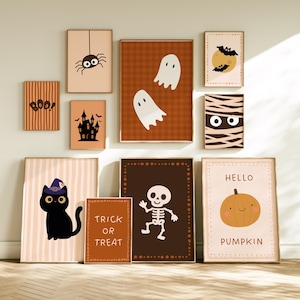 Op de afbeelding: Een galerijwandset van tien Halloween-kunstprints met een zwarte kat met een paarse hoed, een skelet, een pompoen met de tekst HELLO PUMPKIN, spoken, een spin, een spookhuis, een mummie, vleermuizen en de teksten BOO en TRICK OR TREAT.