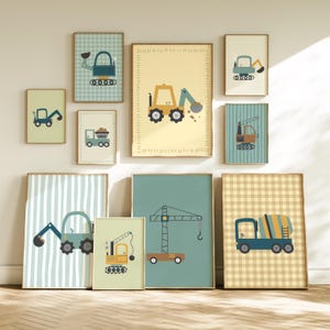 Op de afbeelding: Een verzameling van negen ingelijste wandposters met illustraties van bouwvoertuigen zoals graafmachines, kranen en betonmixers in blauw-, geel- en groentinten, weergegeven op een muur met diverse patronen en achtergronden.