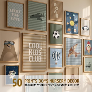 Peut inclure: Une collection de cadres muraux présentant diverses illustrations, notamment un ours, un avion, un ballon de football, une montgolfière, une fusée, un dinosaure, une voiture de police, un train, un astronaute et du texte comme Little Man Cave.