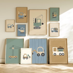 Op de afbeelding: Een collectie van tien ingelijste wandposters met illustraties van bouwvoertuigen zoals kranen, graafmachines en kiepwagens. De prints gebruiken een gedempt kleurenpalet van blauw, groen en beige met diverse patronen zoals strepen en ruitjes.