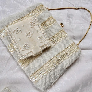 Bolso de noche de satén blanco roto brillante a rayas / Vintage 1960 / Microperlas sintéticas y lentejuelas con cadena para el dedo / Clutch de boda con cartera de satén