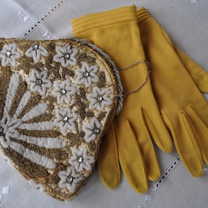1920-talets pärlbelagda aftonväska: Elfenbensvit satinväska med flapper och Zardozi-broderi