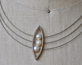 Three Peas in A Pod/Vintage Choker Necklace With 3 Faux Pearls/Modernist Cable Necklace