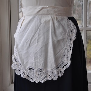 Vintage Battenberg Lace White Linen Apron/Little Round “French Maid” Serving Apron/Heart Pattern Battenburg Lace