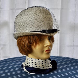 LECIE VINTAGE 50S BLACK STRAW PILLBOX HAT WITH PATENT LEATHER Knot OLD HOLLYWOOD Black raffia straw 1960s mini pillbox hat with polka dotted veil main image 3
