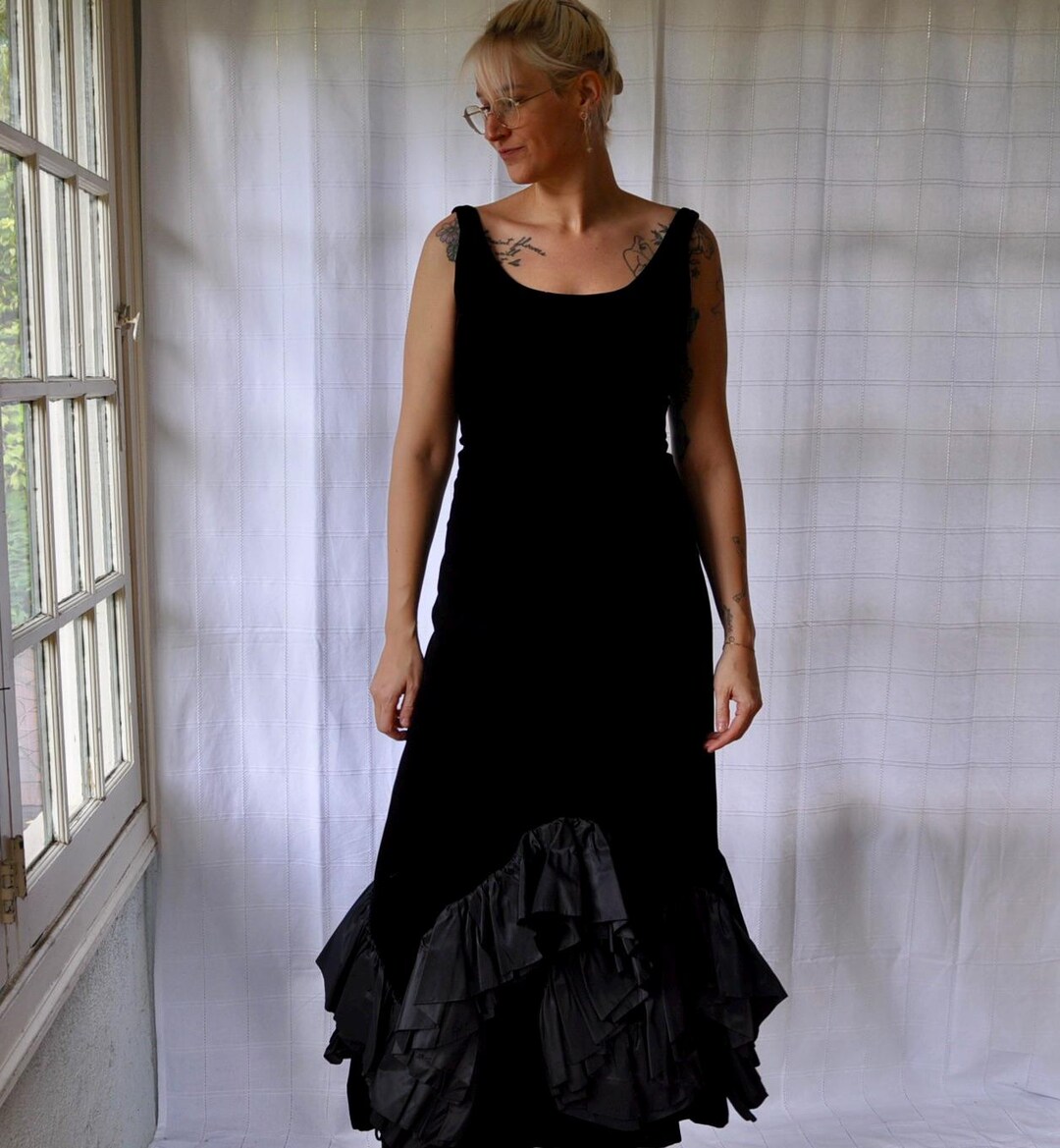 Vintage Black Halter Neck Embroidered Velvet Ruffle Prom Dress Evening Dress cc5059