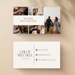 Puede incluir: Una tarjeta de visita rectangular con un collage de fotografías de bodas y el texto WEDDING PHOTOGRAPHY en el frente. El reverso muestra el nombre CHLOE MITCHELL photographer, un número de teléfono, correo electrónico y dirección.