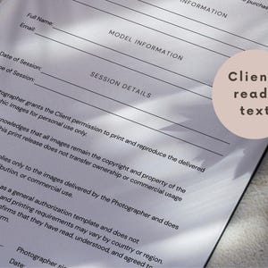 K&ouml;nnte beinhalten: Ein wei&szlig;es Fotografie-Druckfreigabeformular mit schwarzem Text, das Abschnitte f&uuml;r Modellinformationen und Sitzungsdetails enth&auml;lt. Ein runder beigefarbener Aufkleber mit dem Text Client-ready text befindet sich auf der oberen rechten Seite des Dokuments.
