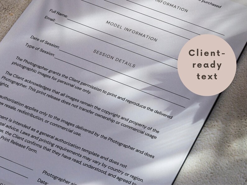 K&ouml;nnte beinhalten: Ein wei&szlig;es Fotografie-Druckfreigabeformular mit schwarzem Text, das Abschnitte f&uuml;r Modellinformationen und Sitzungsdetails enth&auml;lt. Ein runder beigefarbener Aufkleber mit dem Text Client-ready text befindet sich auf der oberen rechten Seite des Dokuments.