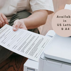 K&ouml;nnte beinhalten: Ein wei&szlig;es Fotografie-Druckfreigabeformular mit schwarzem Text und Zeilen f&uuml;r Informationen, das neben einem wei&szlig;en Drucker gehalten wird. Eine kreisf&ouml;rmige beige Grafik enth&auml;lt den Text Available in US Letter & A4.