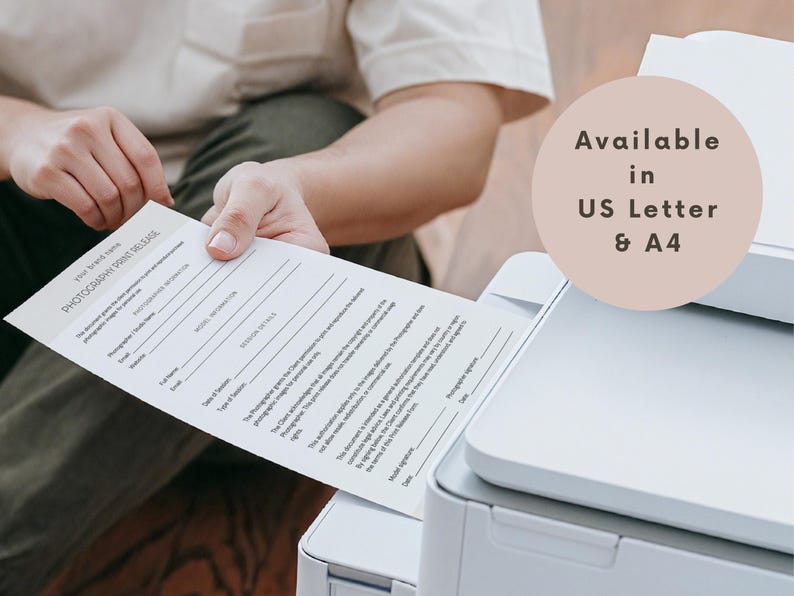 K&ouml;nnte beinhalten: Ein wei&szlig;es Fotografie-Druckfreigabeformular mit schwarzem Text und Zeilen f&uuml;r Informationen, das neben einem wei&szlig;en Drucker gehalten wird. Eine kreisf&ouml;rmige beige Grafik enth&auml;lt den Text Available in US Letter & A4.